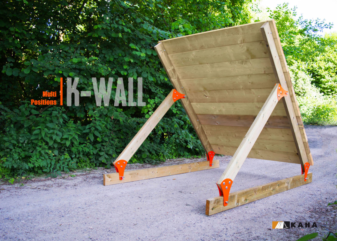 l'obstacle k-wall est une palissade en bois modulable offrant un large choix d'option , position inclinée 45°, pour course à obstacles, course type OCR, parcours d’obstacles indoor de type Ninja Warrior