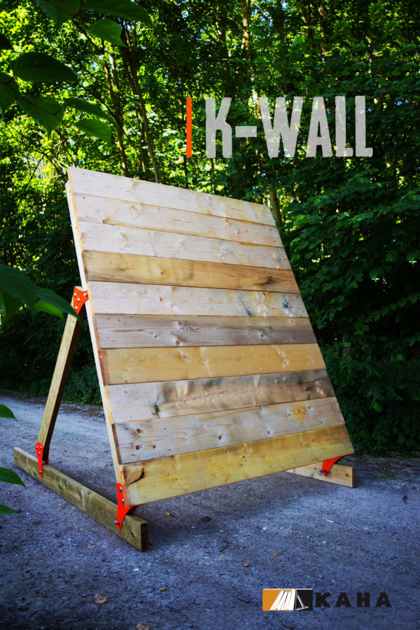 l'obstacle k-wall est une palissade en bois modulable offrant un large choix d'option , position inclinée 75°, pour course à obstacles, course type OCR, parcours d’obstacles indoor de type Ninja Warrior